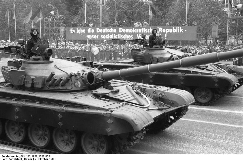 15.Bundesarchiv_Bild_183-1988-1007-008,_Berlin,_39._Jahrestag_DDR-Gründung,_Parade.jpg