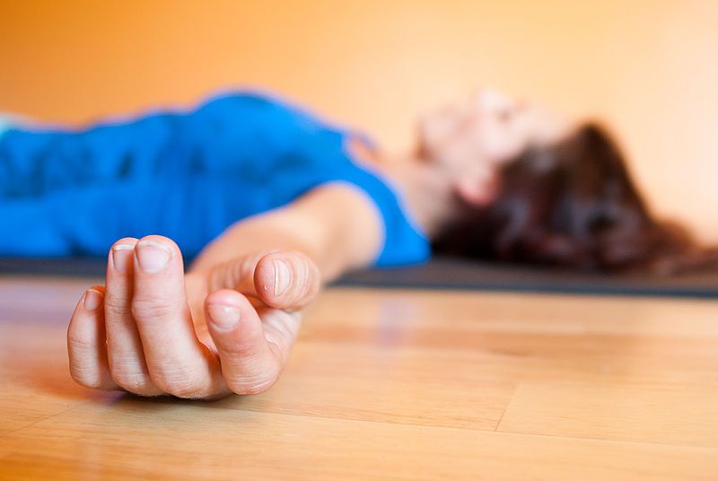 800px-Savasana_artistic.jpg