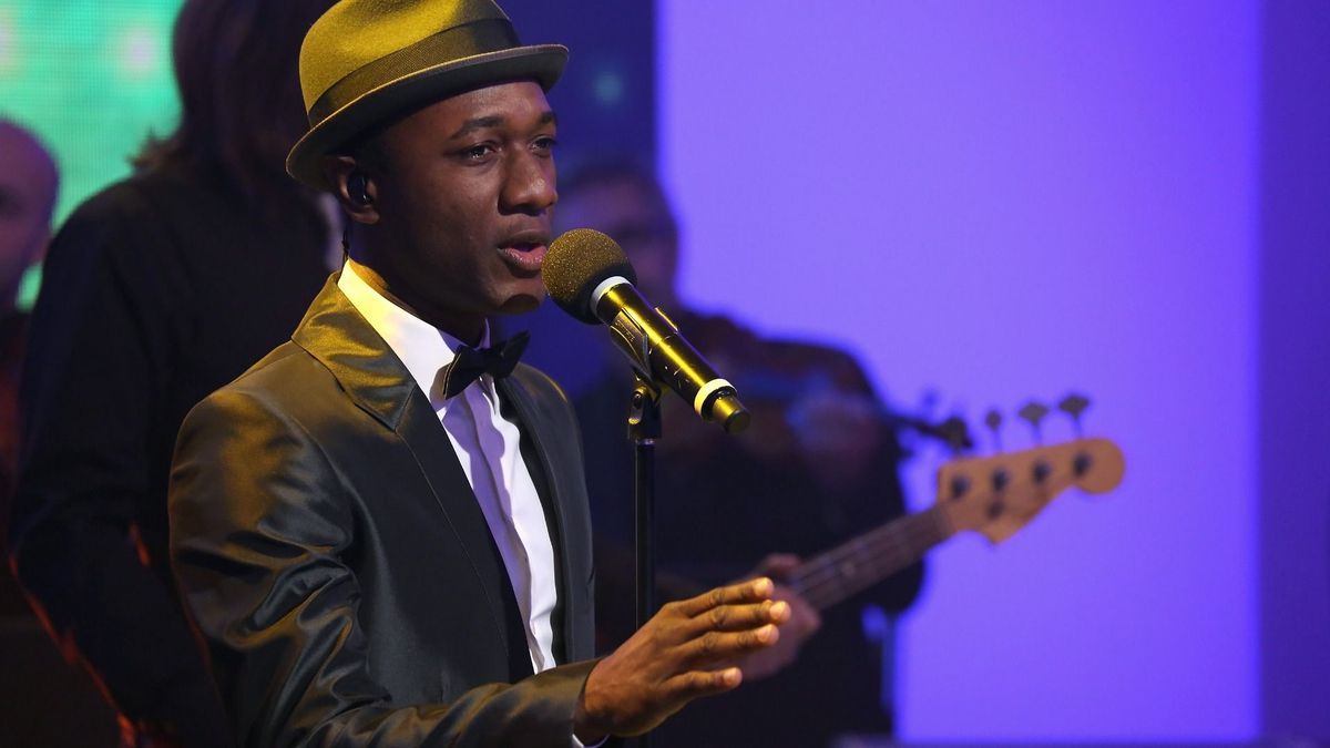 http---mashable.com-wp-content-uploads-2013-11-Aloe-Blacc-Singing.jpg