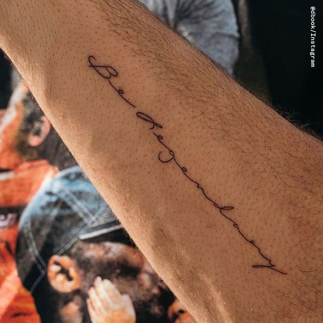 부커 비 레전데리 팔 문신.jpg