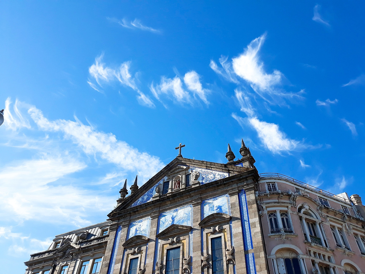 사진 26 파란색 물감이 번져가는 포르투.jpg