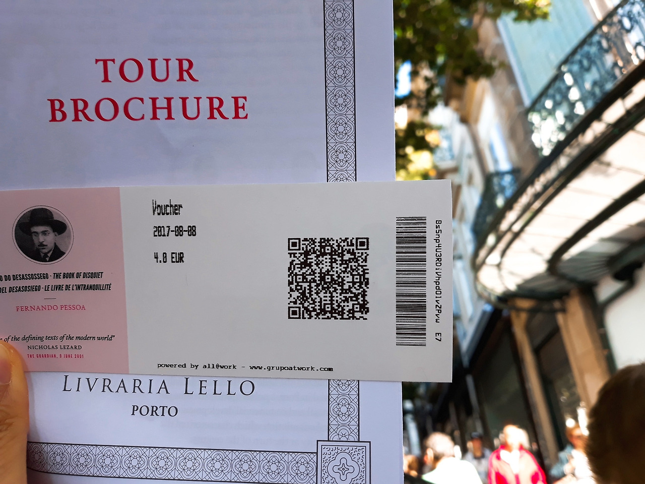 4-1 서점에 들어가는 입장권을 구매해야 하는데 5유로는 책 가격에서 할인이 된다.jpg