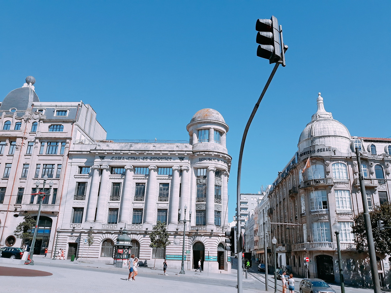 사진 21 카페에서 걸어나와 다시 포르투로 들어선다.jpg