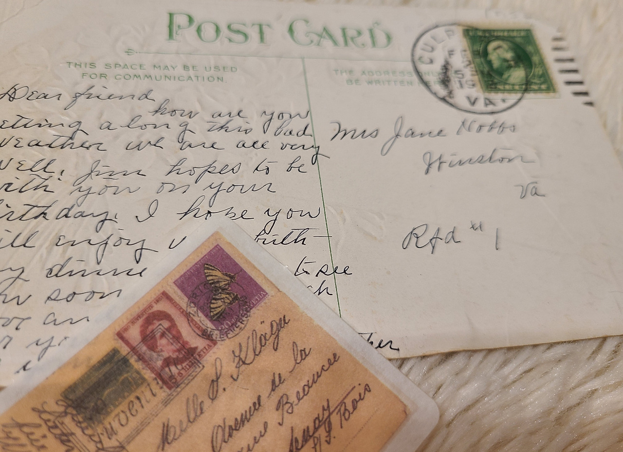 11 의미를 눈으로 볼 수 있다면 색깔은 편지를 닮았을 것이다. 의미의 보호색을 닮아 쉽게 잊고 오래 간직하는 편지, 그 색깔을..jpg