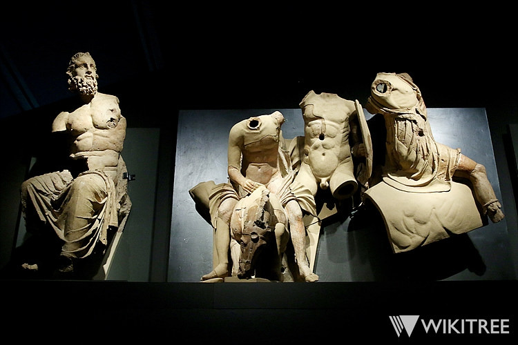 IMG_9614 루니 신전 페디먼트 장식 유피테르 상.jpg