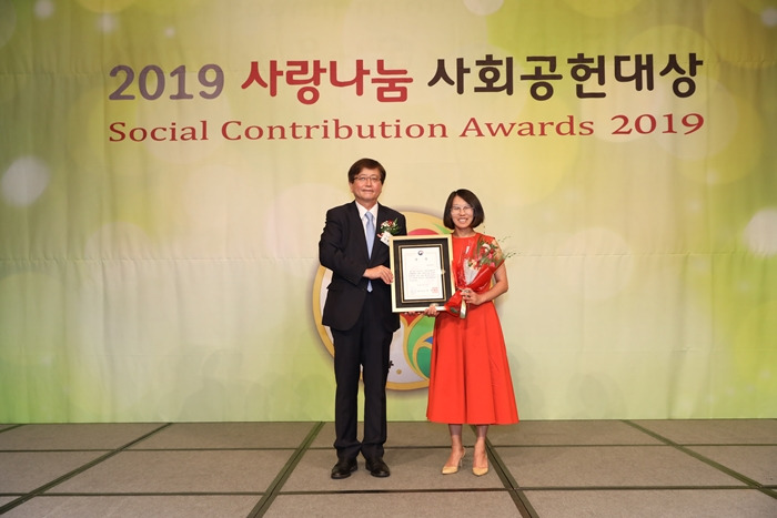 6. 2019 사랑나눔 사회공헌대상 여성친화 부문 여성가족부장관상 수상하는 남양유업 마케팅전략실장(오른쪽) 수정.jpg