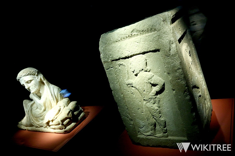 IMG_9435 점성술사가 묘사된 유골함 뚜껑과 기념비.jpg