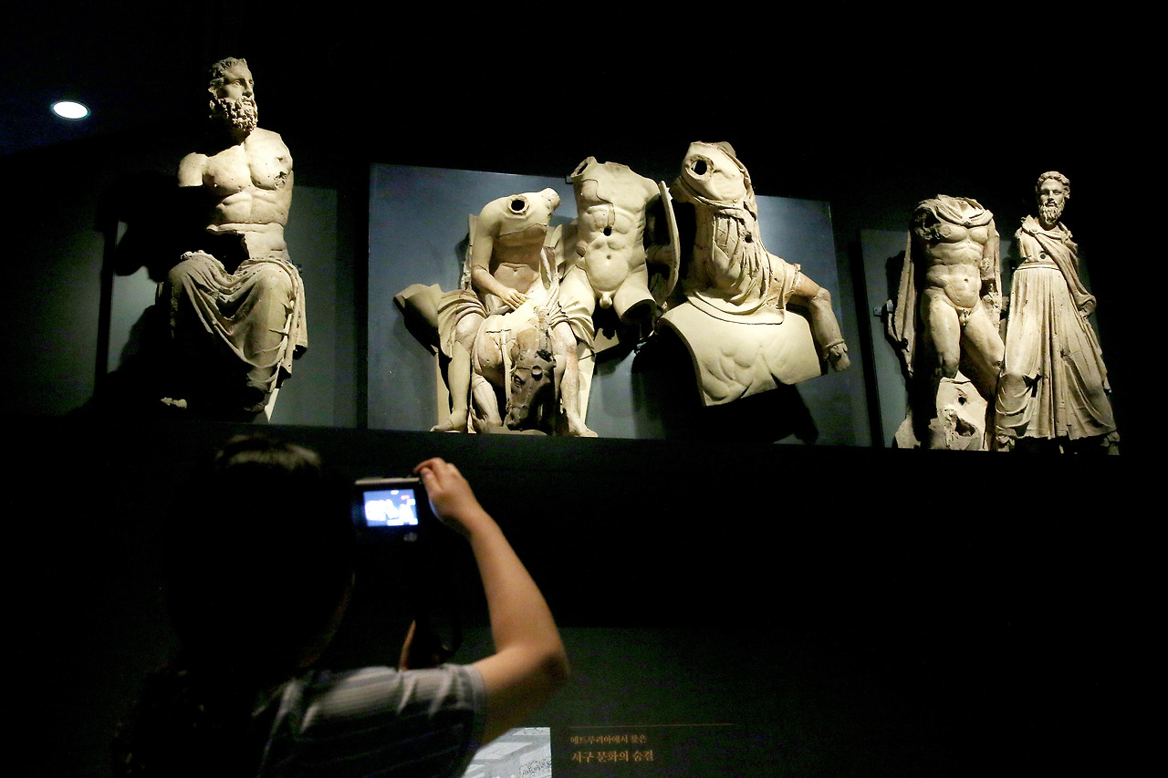 IMG_9600 루니 신전 페디먼트 장식 유피테르 상.jpg