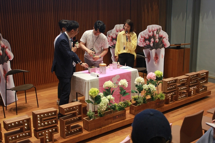 7. (왼쪽부터)한상규 MC, 개그맨 이재훈, 예비 아빠, 강남지점 김방섭 차장이 분유 타기 참여형 수업을 진행하는 모습.jpg