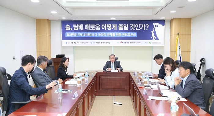 7 KHRA 국회토론회-2-좌장 문옥륜 교수.jpg