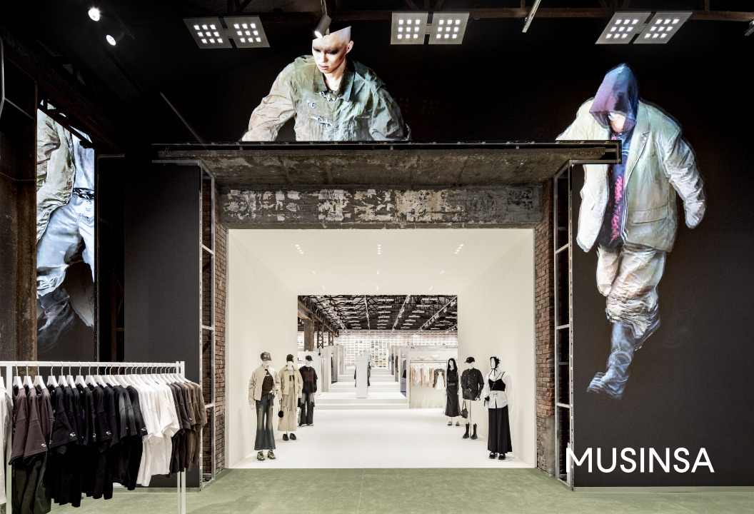 무신사 스토어 성수@대림창고 내 박공 형태의 대형 미디어 월.jpg