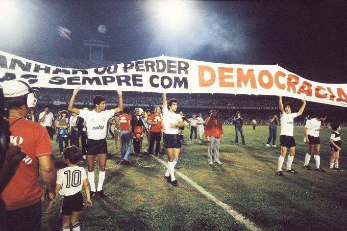juninho-alfinete-e-casagrande-do-corintihians-entrando-em-campo-com-a-faixa-_g.jpg