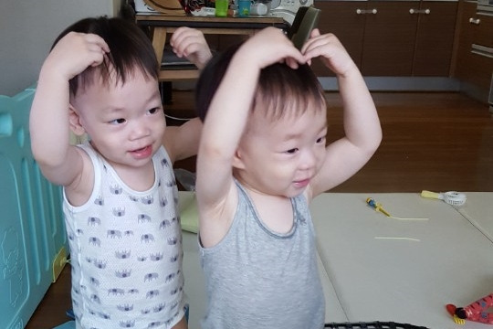 하트 그리는 쌍둥이.jpg