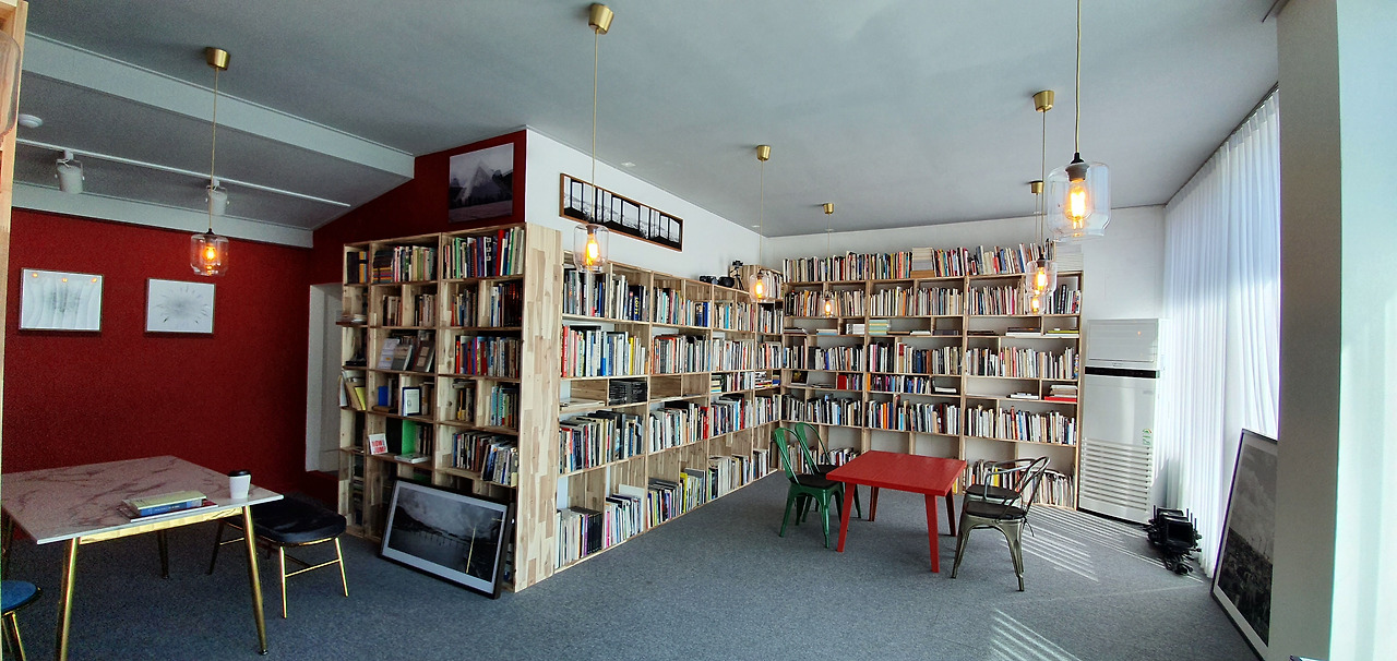 파려안사진책도서관 내부 (1).jpg