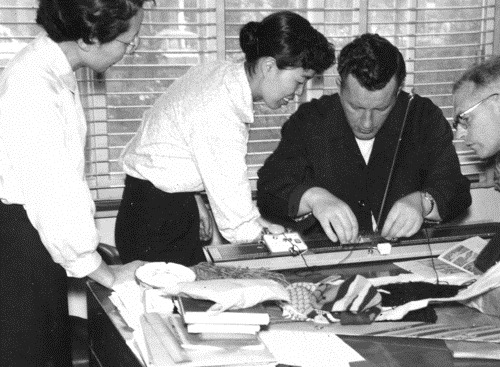 양털을 이용해 옷을 짜는 한림수직 직원들과 맥그린치 신부.jpg