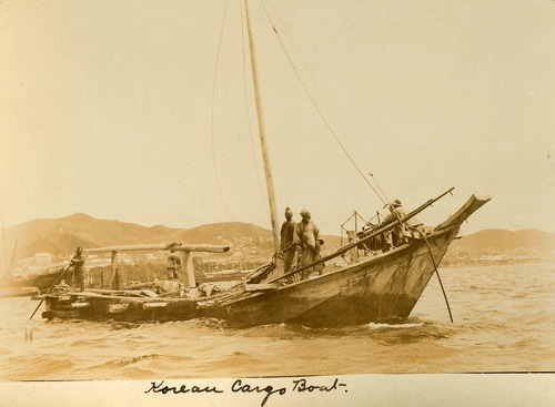 연해주(州) 인근 바다에 떠 있는 한인 화물선..jpg