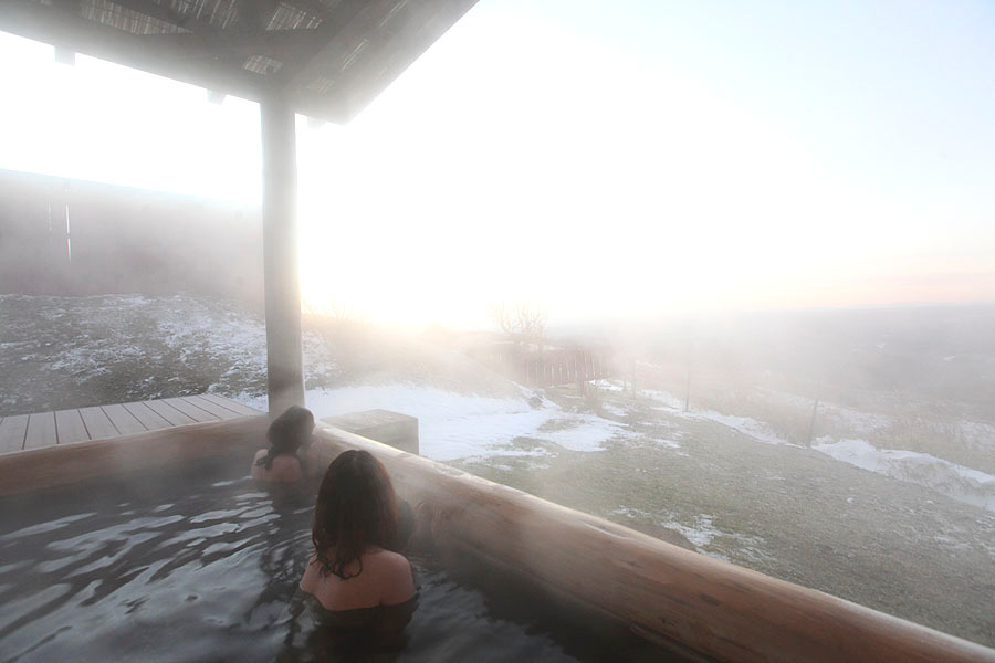 구주고겐은 아름다운 고원의 풍경을 바라보며 노천온천을 즐길 수 있는 것이 가장 큰 장점이다.jpg