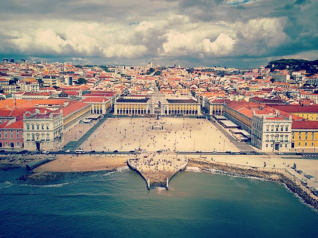 640px-Lisbon_main_square_(36622604910).jpg