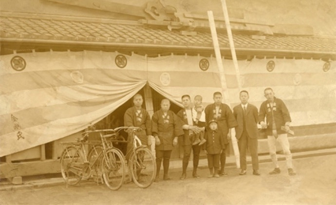 250px-Kongo_Gumi_workers_in_early_20th_century.jpg