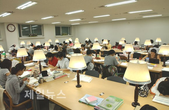 인창도서관 열람실.jpg