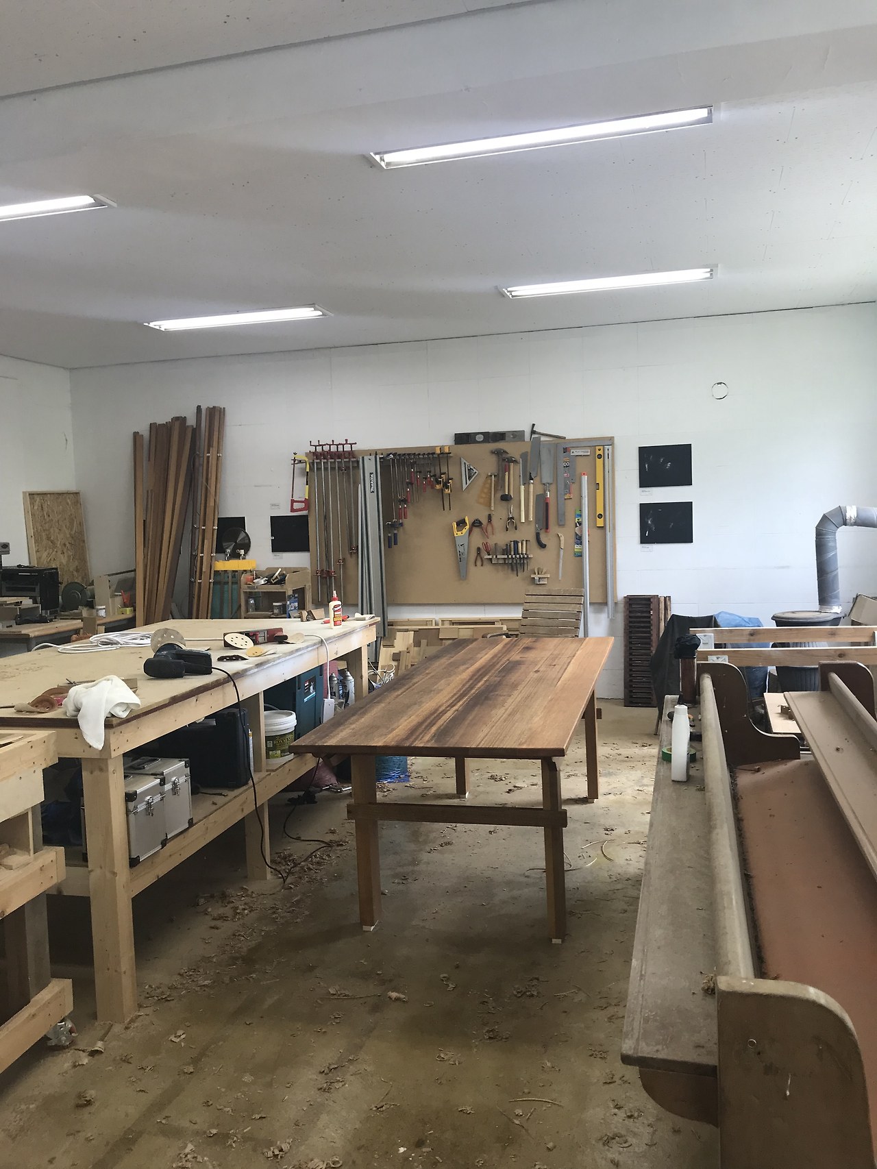 목공실에서 만들어지는 탁자.jpg