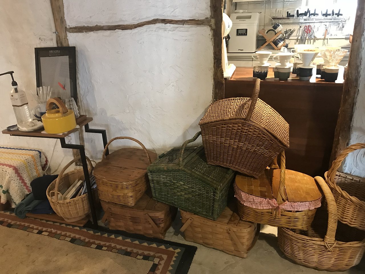 쌓여있는 바구니.jpg