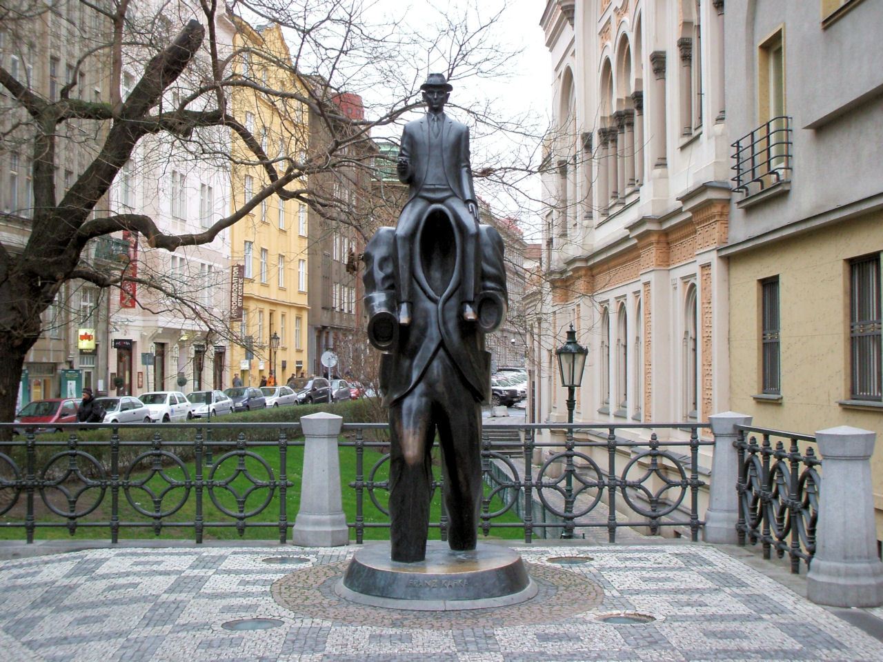 Franz_Kafka_Statue_Prague.jpg
