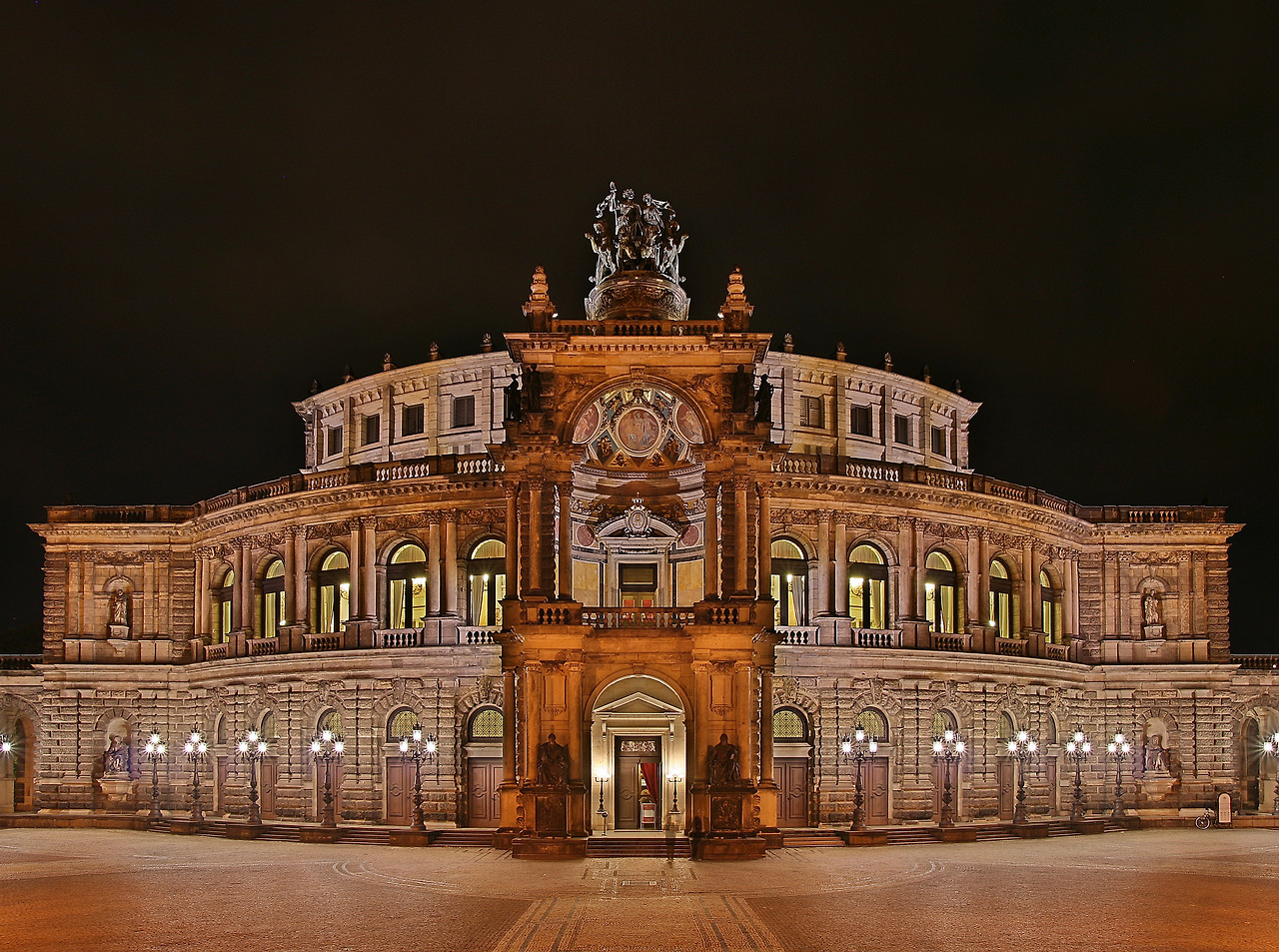 Semperoper_at_night.jpg