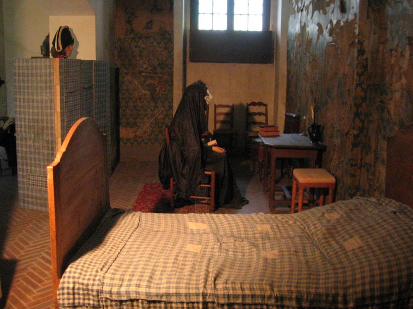 french-revolution-in-1789-conciergerie-marie-antoinette-cell.jpg