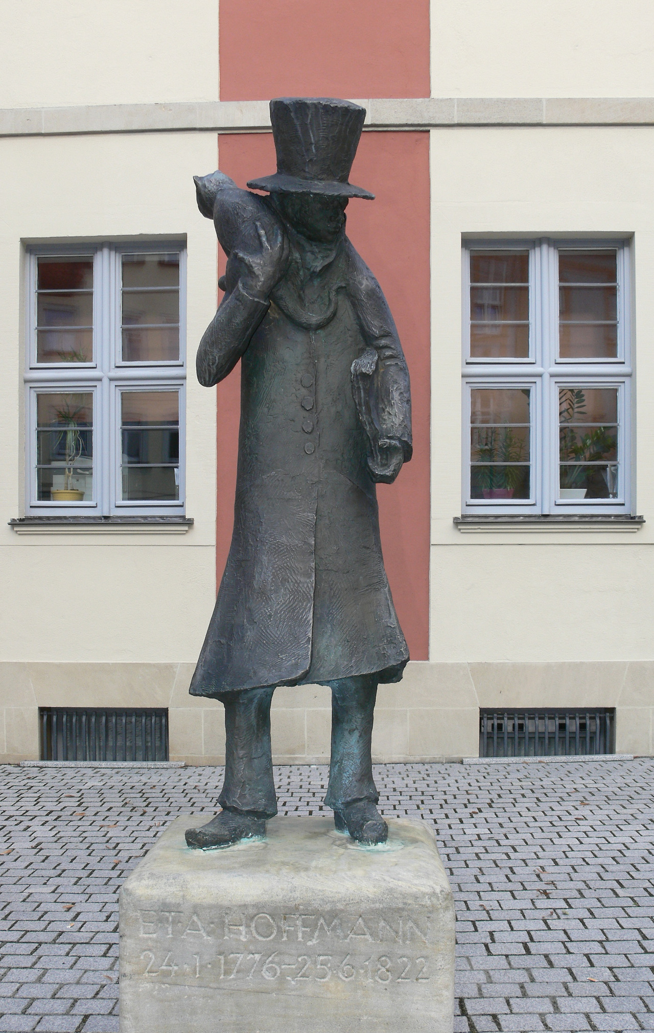 Bamberg_Theater_Hoffmann-Statue.jpg