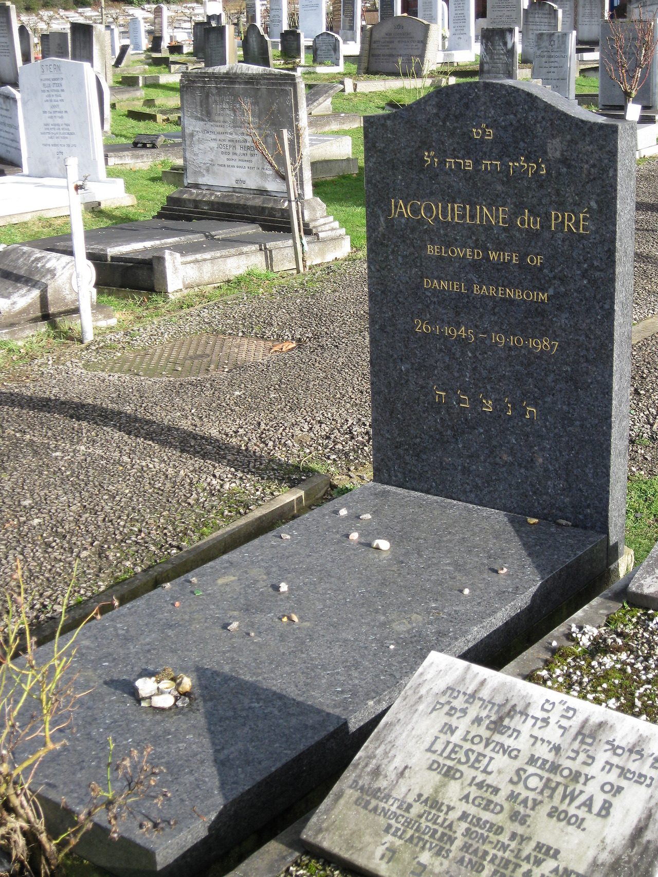 Grave_of_Jacqueline_du_Pré.jpg