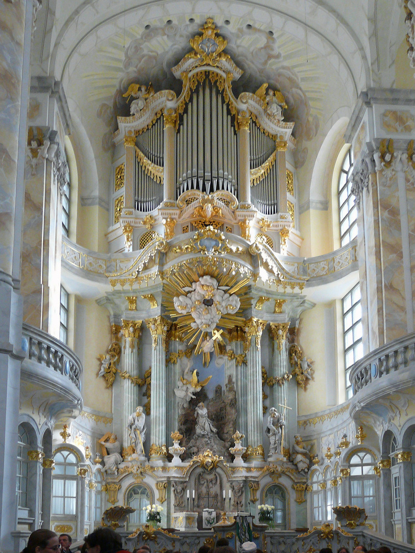 frauenkirche-dresden-altar-mit-orgel-ef8d8f92-a0ec-4e0f-a82d-134c9c7309f7.jpg