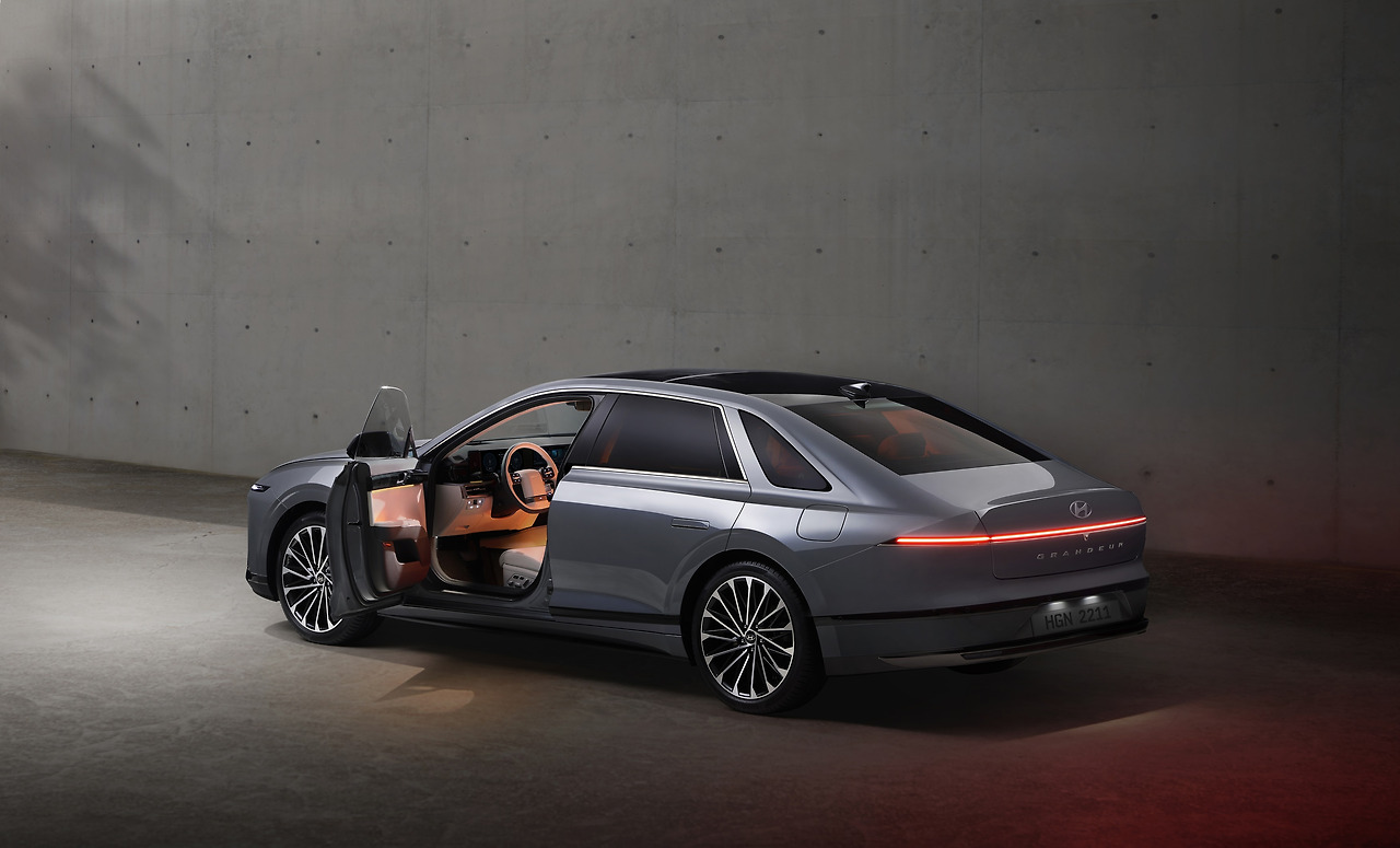 221114 (사진5) 현대차, 디 올 뉴 그랜저 세계 최초 출시.jpg