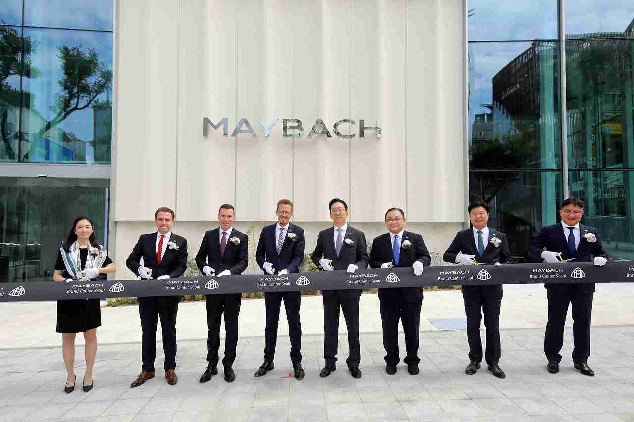 [사진1] 메르세데스-벤츠 코리아, 세계 최초 '마이바흐 브랜드센터 서울' 오픈_테이프 커팅식.jpg
