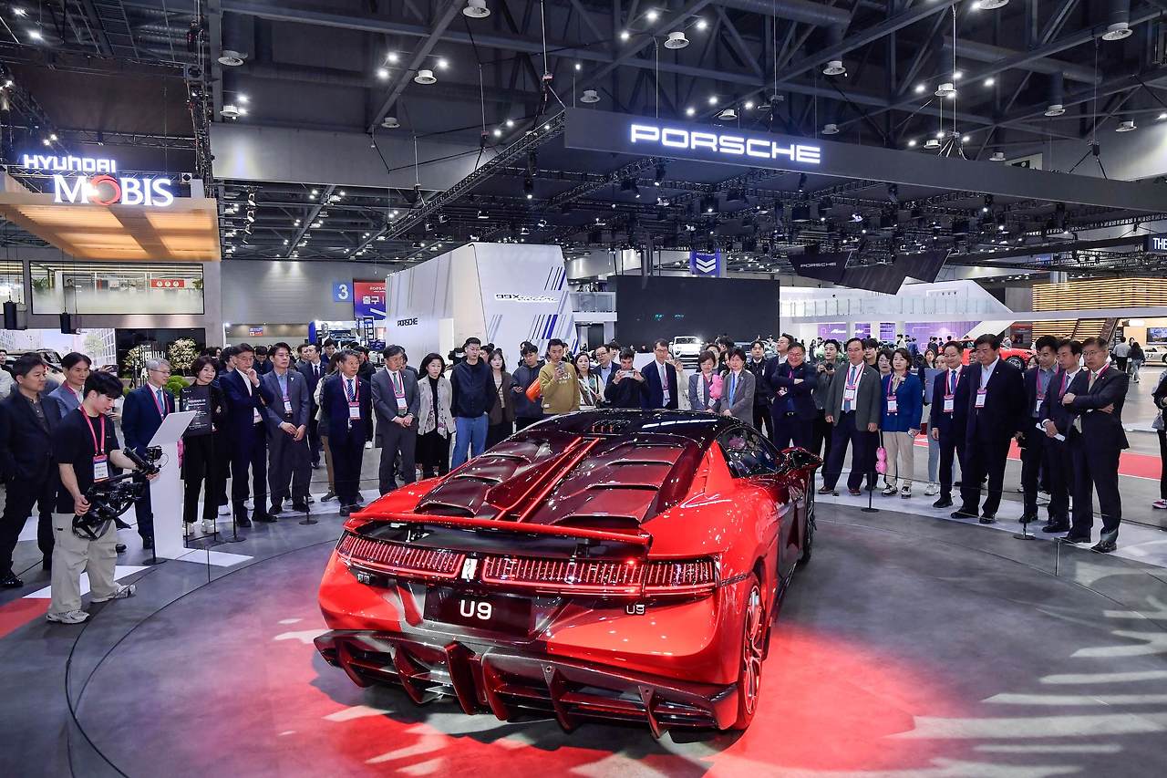 (사진자료3) 2025서울모빌리티쇼_더불어민주당 의원단 방문_BYD U9차량 댄스퍼포먼스 관람.jpg