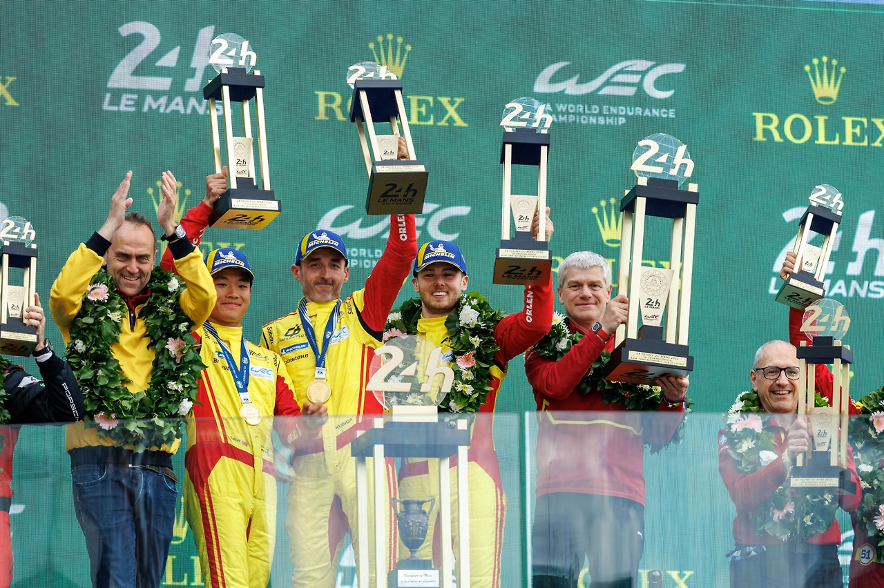 3_페라리 르망 24시 3연승(1위 왼쪽부터 이페이 예, 로버트 쿠비차, 필 핸슨).jpg