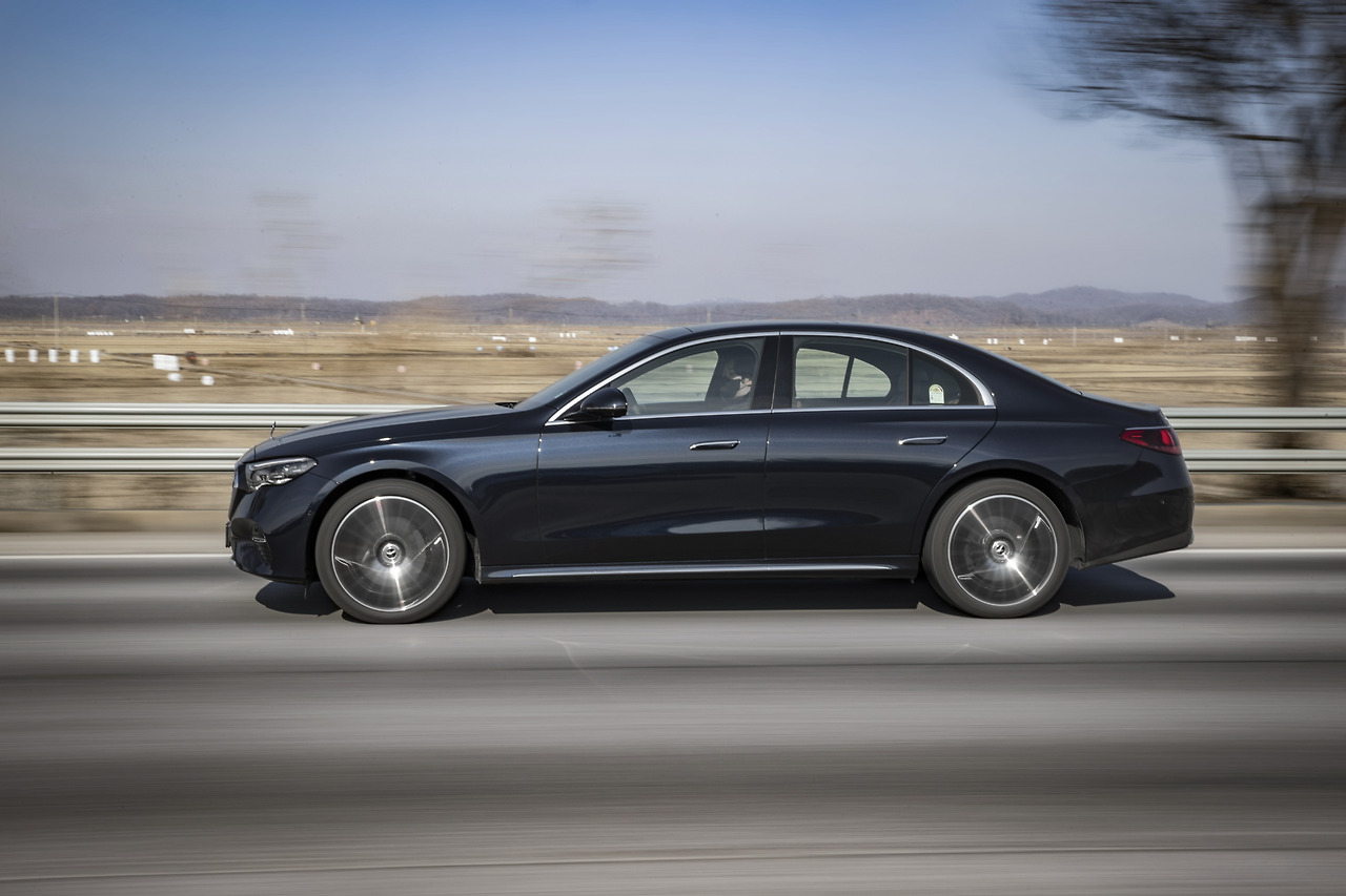 사진6-더 뉴 메르세데스-벤츠 E 300 4MATIC 익스클루시브.jpg