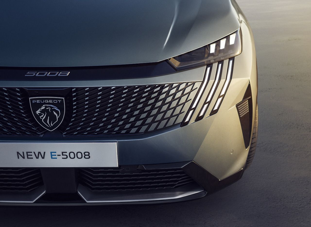 PEUGEOT_E5008_2403STYP_506.jpg
