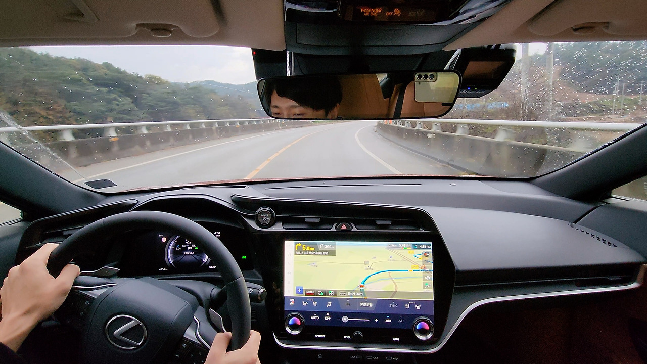 Lexus rz 450e rh.jpg