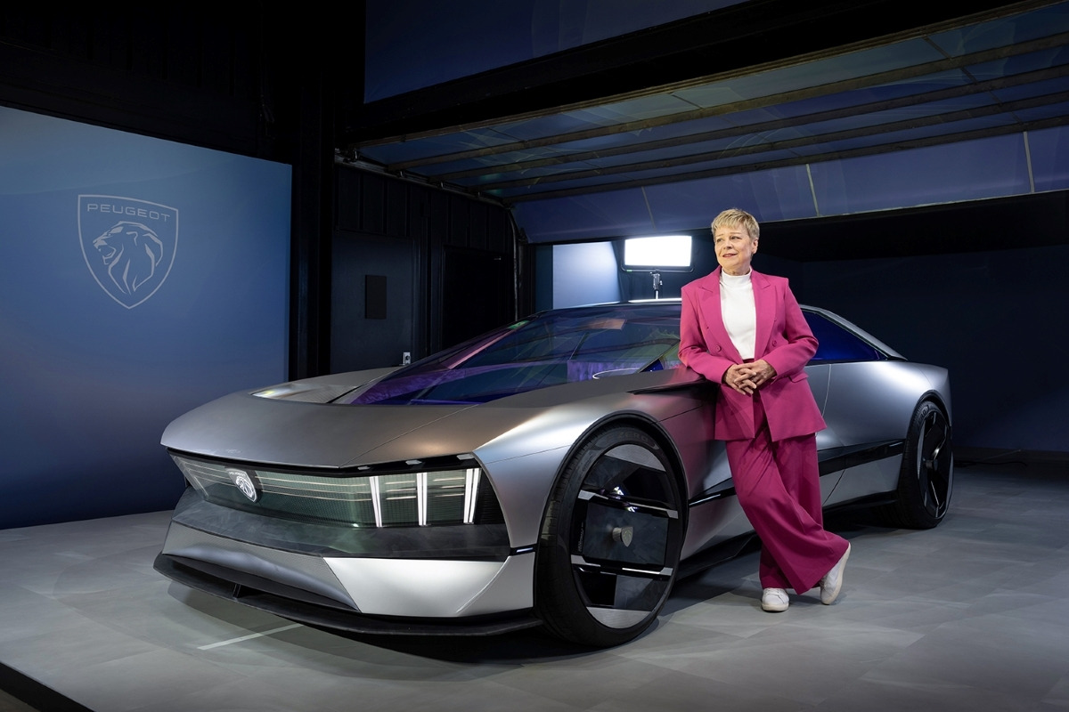 사진자료5-푸조 인셉션 컨셉트(INCEPTION CONCEPT)와 린다 잭슨 푸조 CEO.jpg