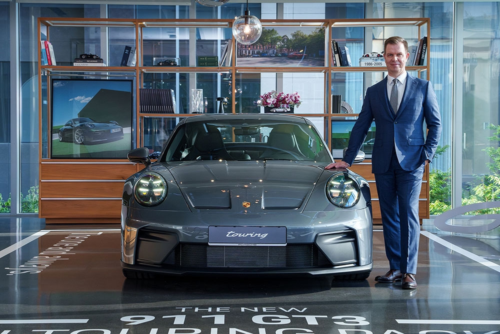 신형 911 GT3 투어링 패키지 앞에서 포즈를 취하는 포르쉐코리아 대표 마티아스 부세.jpg