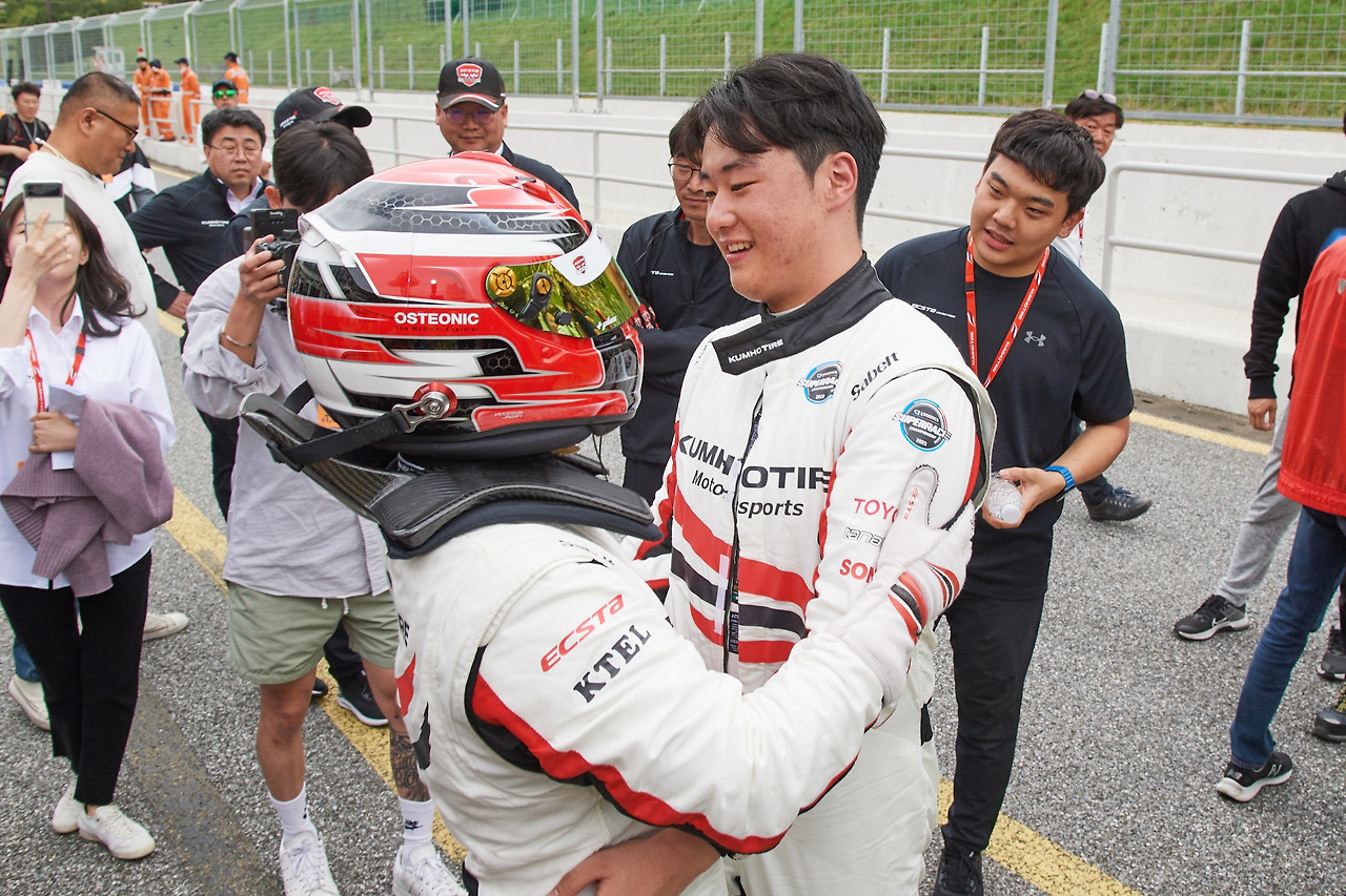 [사진4] 경기 후 엑스타 레이싱 '2002년생' 듀오 이찬준(좌)과 이창욱(우)이 포옹하고 있다. (1).jpg