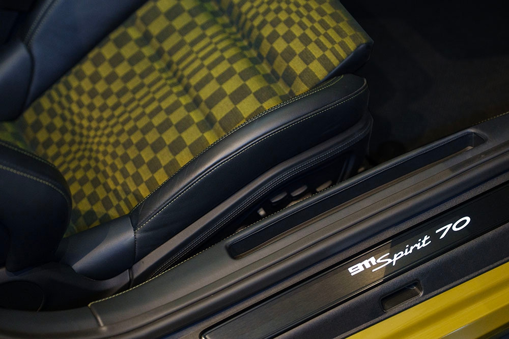 신형 911 스피릿 70 인테리어의 아이코닉한 파샤 패턴 (1).jpg