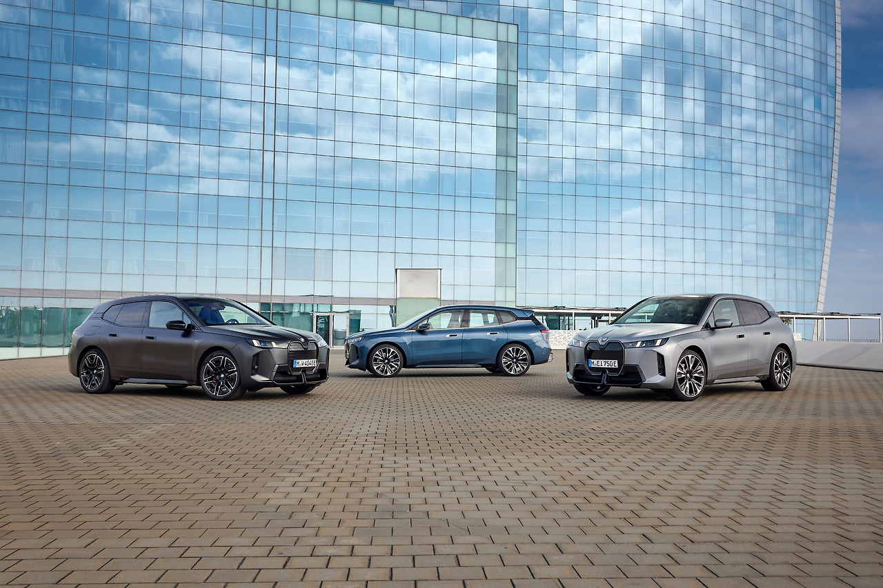 사진-BMW 코리아, 강렬한 디자인과 향상된 주행성능 갖춘 '뉴 iX' 공식 출시 (1).jpg