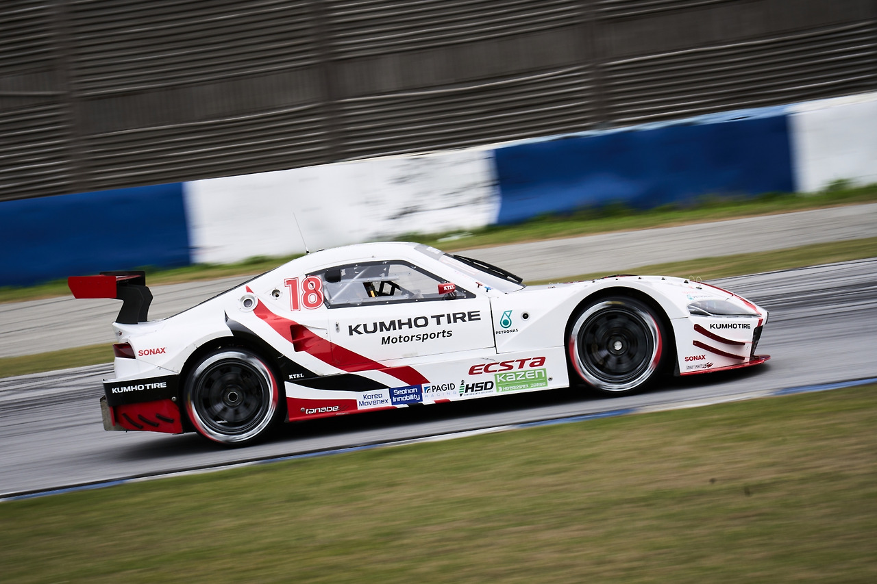 [사진2] 슈퍼 6000 클래스 2라운드 우승자 이찬준이 18번 엔트리 차량을 주행하고 있다. (1).jpg