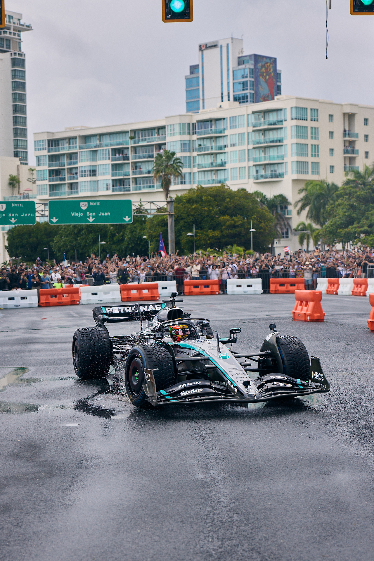 사진5_메르세데스-AMG F1 W13 E 퍼포먼스 푸에르토리코 데모 런 1(제공_ © Mercedes-Benz Group AG ).jpg