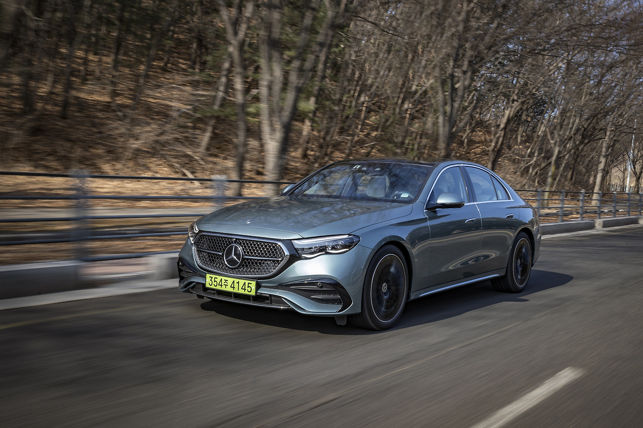 사진4-더 뉴 메르세데스-벤츠 E 300 4MATIC AMG 라인.jpg