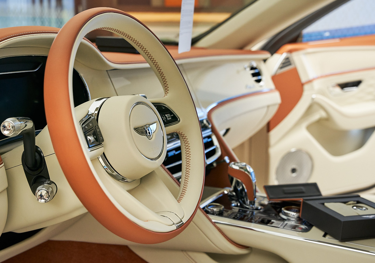 [참고 사진] 벤틀리 플라잉스퍼 2,000호 고객 인도식_플라잉스퍼 2,000호 차량 (2).jpg