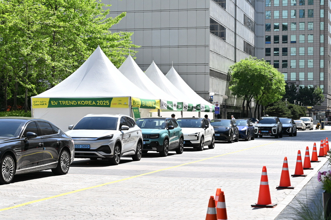 (사진2) 5일 코엑스에서 EV트렌드코리아 2025’ 일환으로 열린 ‘EV Ride 2025’에서 전기차 시승행사를 위해 도열한 최신 전기차들.jpg