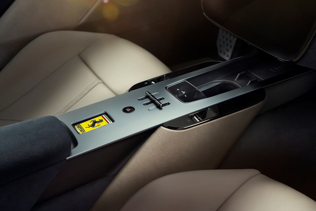 22_페라리 아말피_실내.jpg